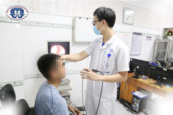 Mới đây, bác sĩ tại phòng khám Tai Mũi Họng thuộc Trung tâm khám chữa bệnh chất lượng cao – Bệnh viện Đa khoa tỉnh Phú Thọ đã gắp thành công một con vắt dài 6cm từ mũi một người đàn ông.