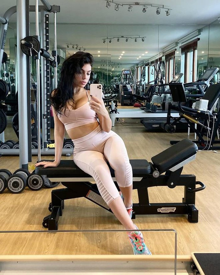 Theo chia sẻ của C.Ronaldo, bạn gái anh là người cuồng tập gym. Ngoài ra, việc làm mẹ và chăm sóc 4 đứa trẻ cũng khiến cô tiêu hao nhiều năng lượng - phương pháp giữ dáng của rất nhiều bà mẹ.