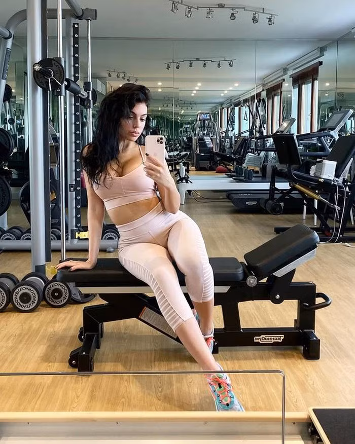 Theo chia sẻ của C.Ronaldo, bạn gái anh là người cuồng tập gym. Ngoài ra, việc làm mẹ và chăm sóc 4 đứa trẻ cũng khiến cô tiêu hao nhiều năng lượng - phương pháp giữ dáng của rất nhiều bà mẹ.