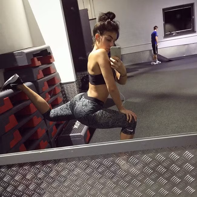Georgina liên tục khiến người hâm mộ phát hờn khi tung ra bộ ảnh đầy mê hoặc trong phòng tập gym, với thân hình sexy đáng mơ ước.