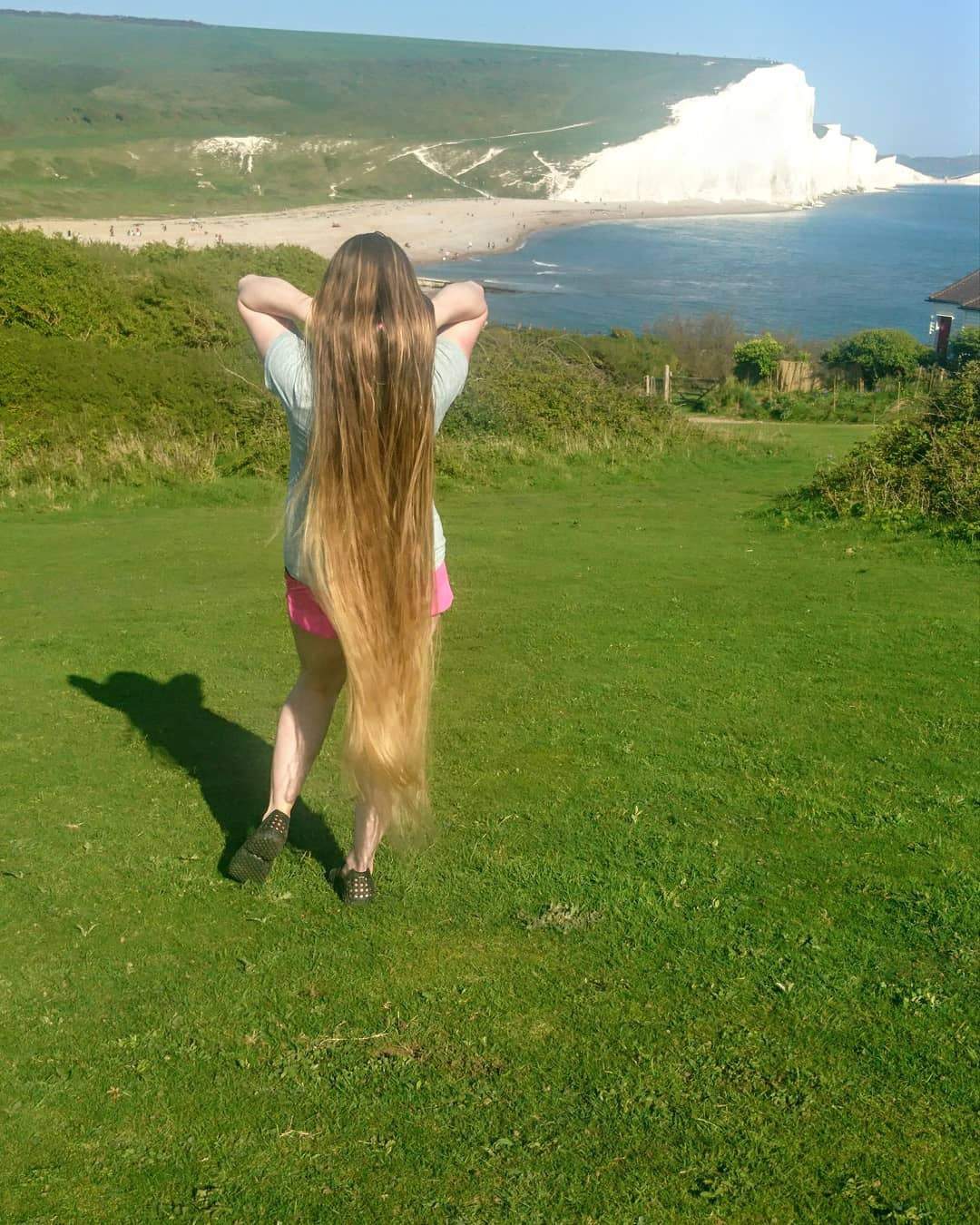 Trước khi tắm, Malgorzata thường mất khoảng nửa tiếng để thoa hỗn hợp dầu dưỡng tự chế lên mái tóc dài thượt của mình.