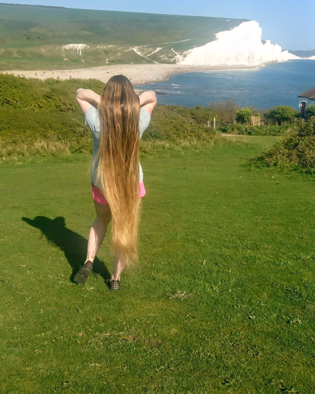 Trước khi tắm, Malgorzata thường mất khoảng nửa tiếng để thoa hỗn hợp dầu dưỡng tự chế lên mái tóc dài thượt của mình.