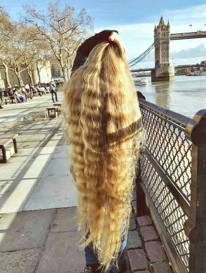 Tại trang cá nhân, cô thường đăng ảnh khoe những kiểu tạo hình ấn tượng với mái tóc của mình. Malgorzata khá khó khăn để có thể búi tóc lên cao nên cô thường tết hoặc buộc đuôi ngựa. Ảnh: Internet.