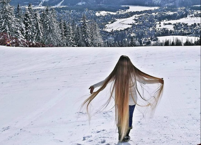 Công chúa tóc mây này luôn ưu tiên các sản phẩm tự nhiên để nuôi dưỡng tóc như dùng dầu dừa ủ tóc. Theo cô, sự kiên trì chính là chìa khóa vàng để có mái tóc bóng mượt suôn dài. “Chăm sóc cơ thể, ăn uống lành mạnh, bổ sung đủ độ ẩm, vận động và tránh xa sự căng thẳng lo âu là cách tôi giữ gìn mái tóc của mình", Malgorzata chia sẻ.