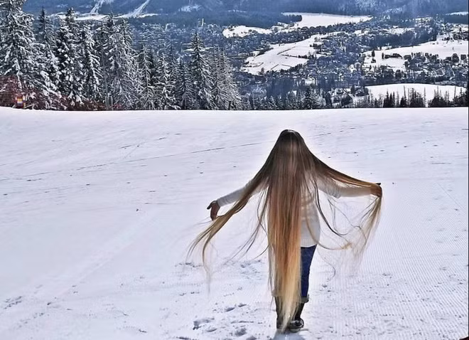 Công chúa tóc mây này luôn ưu tiên các sản phẩm tự nhiên để nuôi dưỡng tóc như dùng dầu dừa ủ tóc. Theo cô, sự kiên trì chính là chìa khóa vàng để có mái tóc bóng mượt suôn dài. “Chăm sóc cơ thể, ăn uống lành mạnh, bổ sung đủ độ ẩm, vận động và tránh xa sự căng thẳng lo âu là cách tôi giữ gìn mái tóc của mình", Malgorzata chia sẻ.