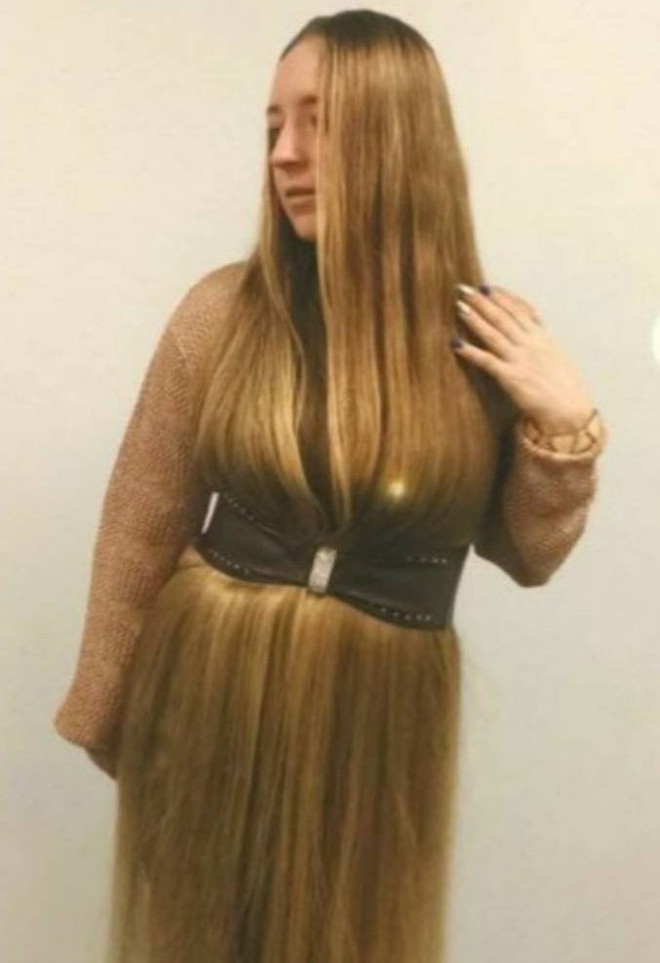 Cô gội đầu 3 lần một tuần và khẳng định mái tóc dài gần chạm đất không ảnh hưởng quá nhiều đến cuộc sống của cô: "Tôi vẫn có thể thay đổi kiểu tóc hàng ngày như tết, búi hay buộc đuôi ngựa”.