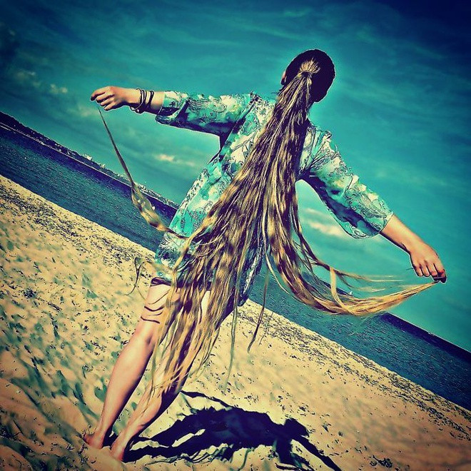 Dù gây ấn tượng với dân mạng, song có không ít người nghi ngờ khi cho rằng đó có thể là tóc giả. Đáp lại những lời bình luận hoài nghi, cô nàng khẳng định mái tóc này hoàn toàn tự nhiên.