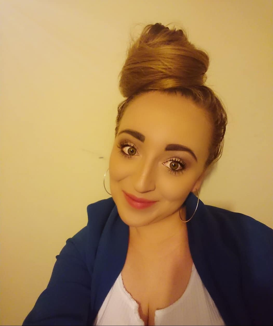 Dù gặp những bất tiện nhất định, mỹ nhân 8X vui khi được nhìn ngắm những lọn tóc dài như suối. "Từng có không ít chàng trai ngỏ lời yêu tôi vì bị quyến rũ bởi mái tóc này. Họ nói tóc tôi thật đẹp và hấp dẫn", Malgorzata hào hứng kể.