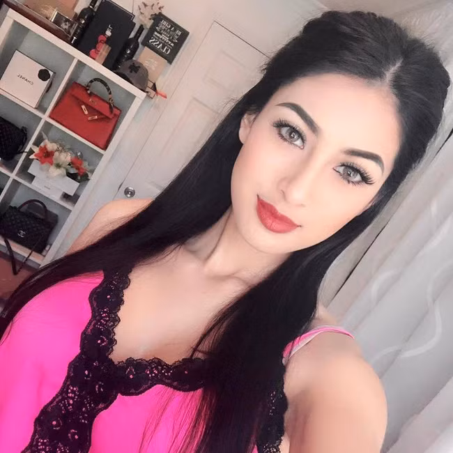 Cô nàng còn có sở thích mua sắm hàng hiệu, trang sức đắt tiền.