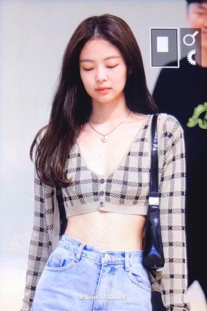 Mỗi bữa ăn, Jennie bổ sung đủ chất dinh dưỡng. Cô chia đều thực đơn thành nhiều bữa nhỏ trong ngày. Đặc biệt, nữ thần tượng thường tránh ăn đồ mặn vì muối có thể trữ nước, tích tụ mỡ thừa trong cơ thể.