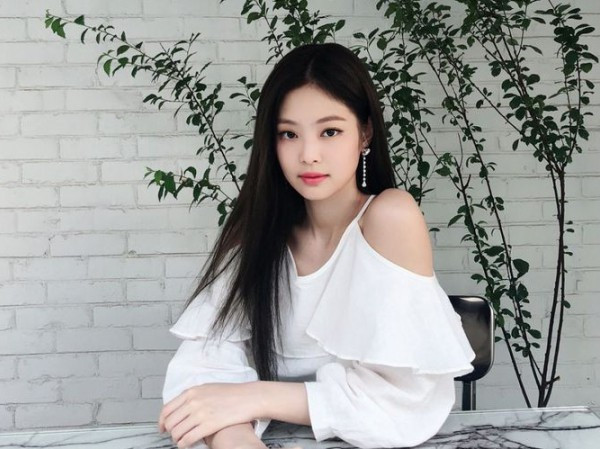 Mỗi khi chuẩn bị lên sân khấu hay ra mắt sản phẩm âm nhạc mới, Jennie thường uống nước detox để giảm cân nhanh hơn. Salad bơ và nước ép hoa quả tươi là "chìa khóa" giúp nữ ca sĩ có cơ thể thon gọn mà vẫn đảm bảo khỏe đẹp.