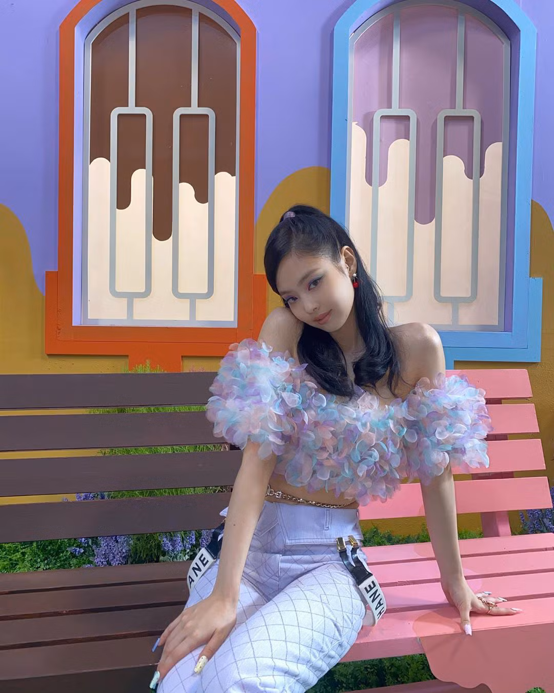 Theo nghiên cứu của các chuyên gia, lượng chất xơ trong bơ giúp tăng cảm giác ăn no, hạn chế thèm ăn vặt. Việc bổ sung bơ vào chế độ ăn hàng ngày làm giảm nguy cơ rối loạn tiêu hóa, duy trì cân nặng ở mức ổn định. Ngoài ra, thức uống từ hoa quả tươi không những cung cấp vitamin cho cơ thể, hỗ trợ giảm cân mà còn mang lại nét tươi tắn với làn da.