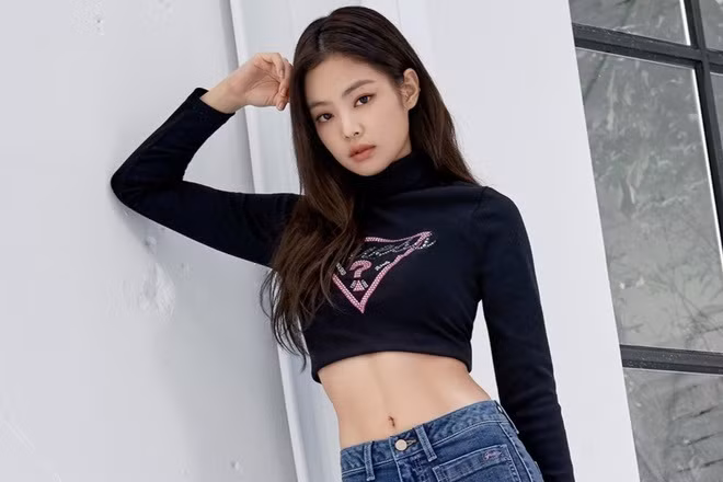 Một nguồn tin cho hay để duy trì được số đo vòng eo chỉ 50cm, Jennie phải tuân thủ chế độ ăn kiêng nghiêm ngặt. Cô gái sinh năm 1996 luôn ăn uống đầy đủ, không bỏ bữa nhưng bị kiểm soát về lượng calo nạp vào cơ thể.