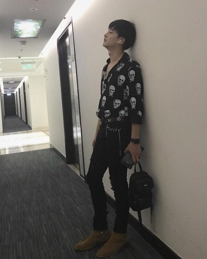 Có thể thấy, nam diễn viên sinh năm 1993 này sở hữu khá nhiều áo sơ mi đen và trắng.