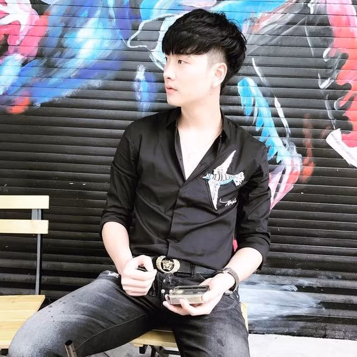 Trọng Lân có không ít áo sơ mi đen, trang phục này cũng gây ấn tượng bởi cánh chim ở ngực. Ảnh: Internet. Video "Minh Hằng chia sẻ về phong cách thời trang". Nguồn: VTC.