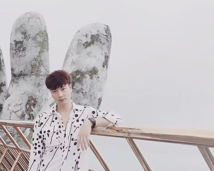 Thêm một kiểu áo sơ mi trắng chấm đen trong tủ đồ của Trọng Lân.