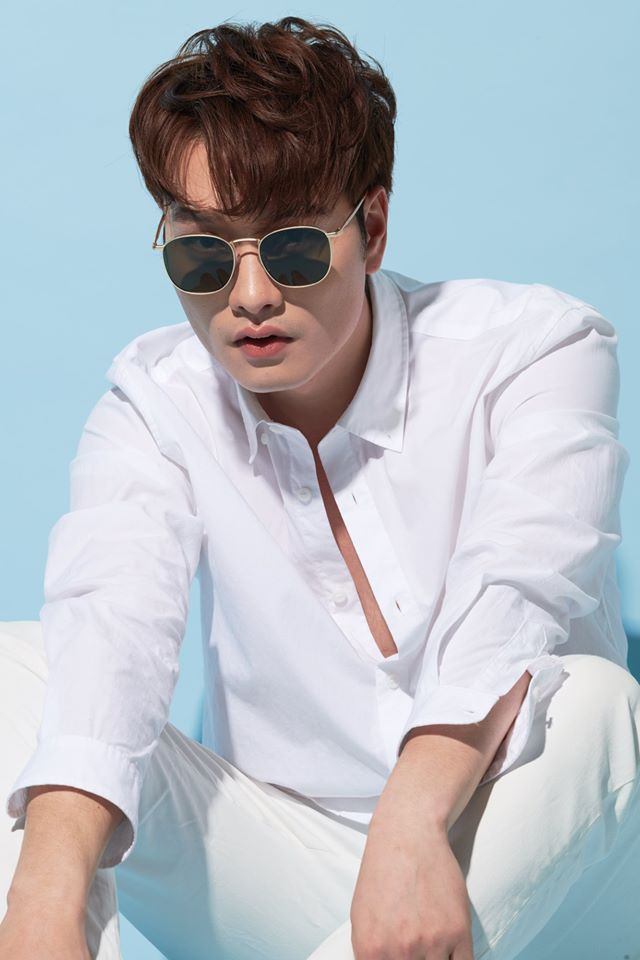 Trọng Lân diện chiếc áo sơ mi trắng phanh cúc trông bảnh bao chẳng kém các nam tài tử xứ Hàn.
