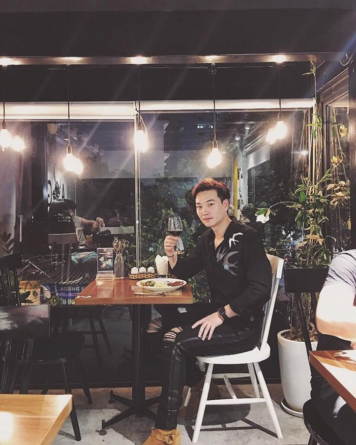 Chàng lãng tử gây ấn tượng với set đồ thời trang áo sơ mi đen cách điệu và quần jeans.