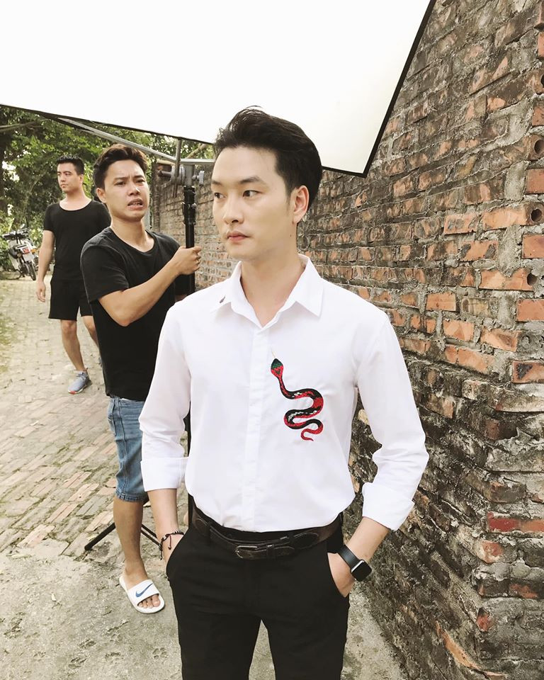 Trọng Lân thường xuất hiện với những bộ trang phục mang phong cách lãng tử, đầy chất chơi.