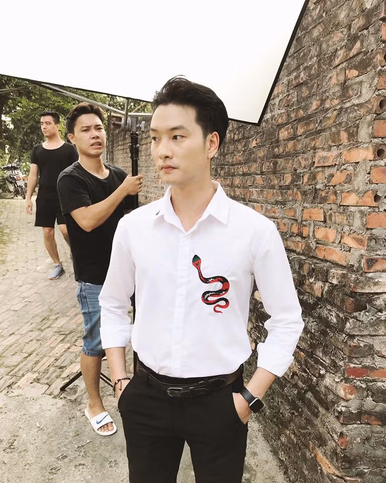 Trọng Lân thường xuất hiện với những bộ trang phục mang phong cách lãng tử, đầy chất chơi.