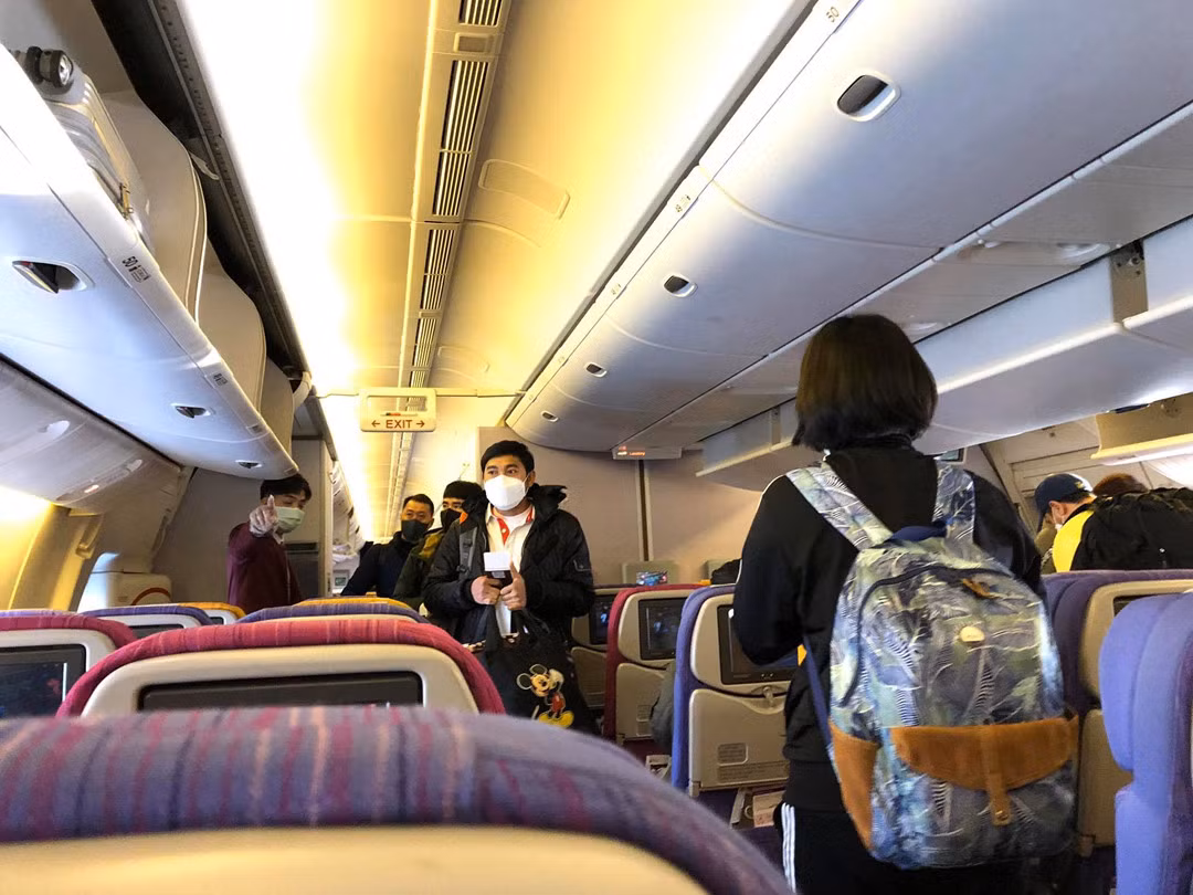 Chọn vị trí thoáng: Điều quan trọng để phòng tránh lây nhiễm COVID-19 trên máy bay là cần tránh xa những người bị ho hoặc thể hiện dấu hiệu mắc bệnh hô hấp. Đây không phải là điều dễ dàng khi đi máy bay, nhưng có thể khắc phục bằng cách lựa chọn chỗ ngồi tránh xa các hành khách khác.