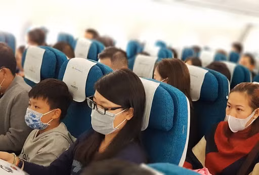 Luôn đeo khẩu trang: Thông thường, bác sĩ chỉ khuyên bạn đeo khẩu trang nếu bạn đang bị bệnh, chăm sóc người bệnh, hoặc bạn là một chuyên viên y tế. Tuy nhiên, khi bắt buộc phải tiếp xúc gần với nhiều người khác trên máy bay, đeo khẩu trang cũng rất có lợi cho bạn.