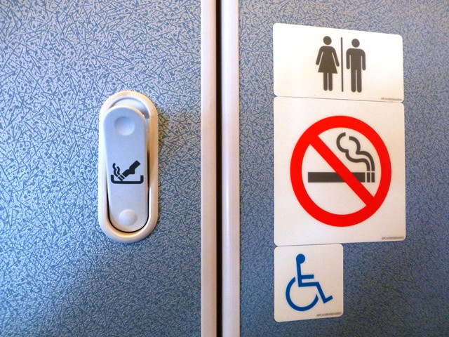 Hạn chế vào nhà vệ sinh: Khi ở trên máy bay, điều cần thiết là tránh những nơi có nhiều người tiếp xúc như nhà vệ sinh. Tất cả mọi vật trên máy bay, từ nắm cửa cho đến nút xả nước đều đã qua tay rất nhiều hành khách trên chuyến bay, nên khả năng tiếp xúc mầm bệnh gây hại rất cao.