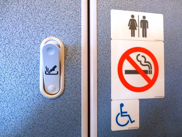 Hạn chế vào nhà vệ sinh: Khi ở trên máy bay, điều cần thiết là tránh những nơi có nhiều người tiếp xúc như nhà vệ sinh. Tất cả mọi vật trên máy bay, từ nắm cửa cho đến nút xả nước đều đã qua tay rất nhiều hành khách trên chuyến bay, nên khả năng tiếp xúc mầm bệnh gây hại rất cao.