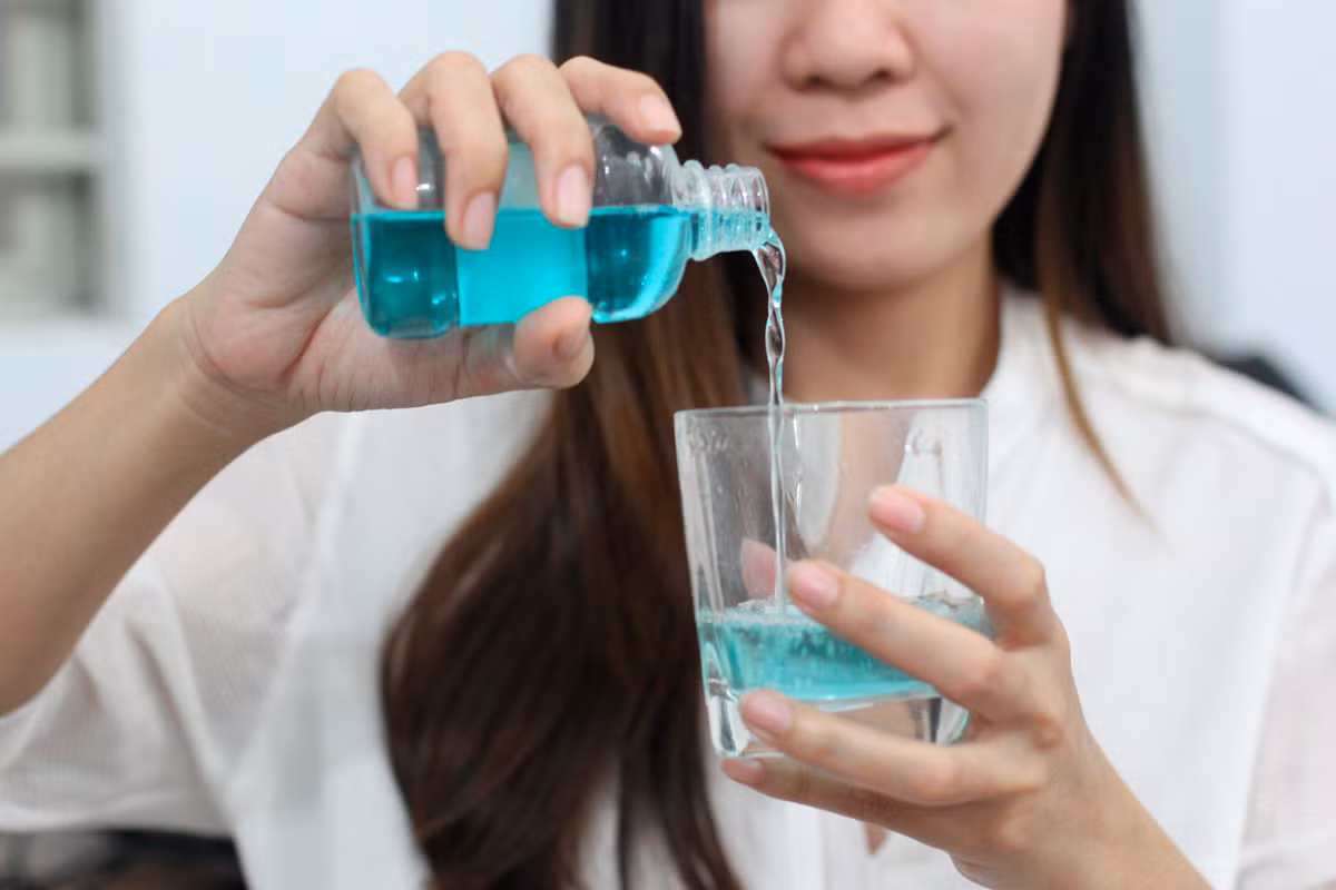 Súc họng thường xuyên, khoảng 1 giờ/lần. Bạn có thể súc họng bằng nước lọc, nước muối sinh lý, tốt nhất với dung dịch sát khuẩn. Ảnh: Internet. Video "Trung Quốc chế tạo robot điều trị Covid-19". Nguồn: VTC Now.