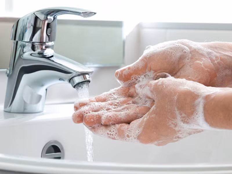 Luôn luôn rửa tay và tránh chạm tay lên mặt và mắt, đó là lời khuyên hàng đầu của bác sĩ. Thao tác này là cách đơn giản để phòng tránh COVID-19 mà có thể tay chúng ta đã tiếp xúc phải ở những nơi công cộng.