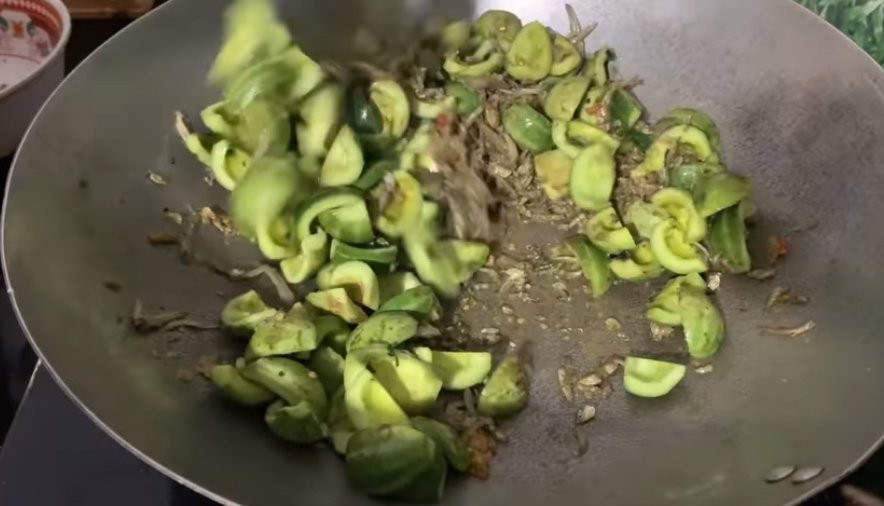 Quả Boh Aliec sẽ được đem nấu cùng cá cơm khô. Hai nguyên liệu hoà quện tạo nên hương vị đặc trưng của núi rừng.