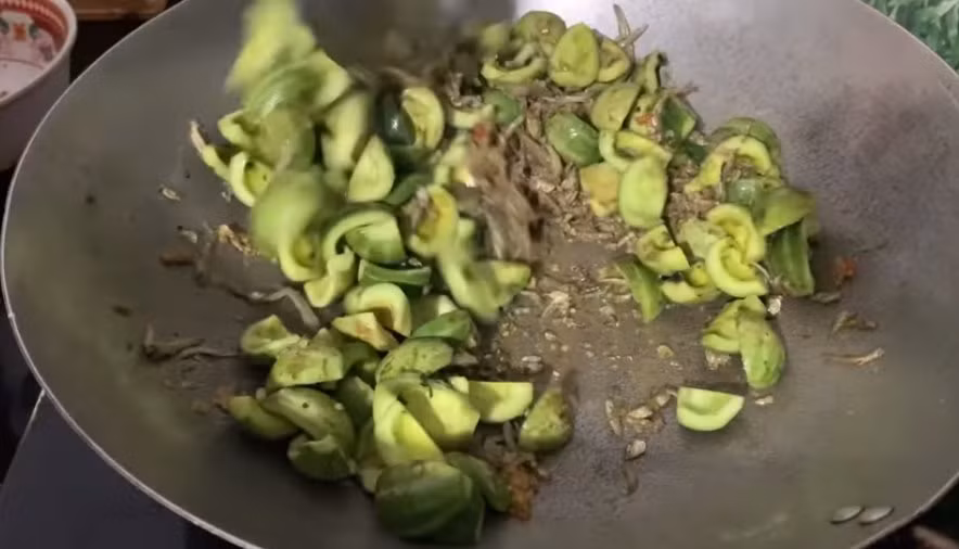 Quả Boh Aliec sẽ được đem nấu cùng cá cơm khô. Hai nguyên liệu hoà quện tạo nên hương vị đặc trưng của núi rừng.