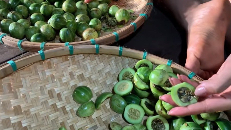 Hen rất thích ăn những rau quả đắng. Cô từng giới thiệu về một loại quả đắng và cho biết người Ê Đê gọi là "Boh Aliec" còn tiếng Kinh cô không biết gọi là gì.