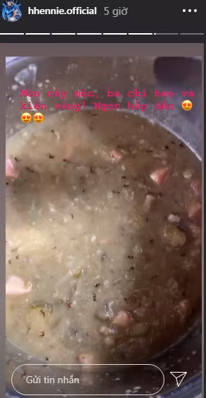 H'Hen Niê giới thiệu, trong nồi cháo có một loại rau ở quê của cô là cây môn, nấu lẫn ba chỉ heo và kiến vàng. Cô cho biết món này rất ngon, hấp dẫn. Món ăn độc lạ này thực sự làm nhiều người sửng sốt.