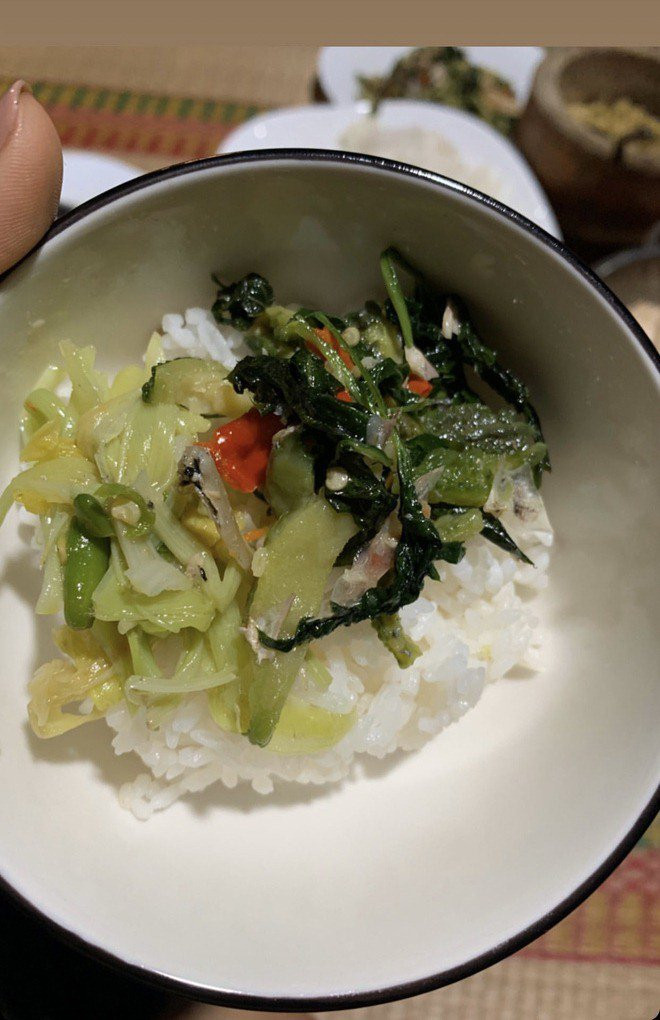 H’Hen Niê thích ăn cơm nhà vì có nhiều loại rau rừng đặc sản.