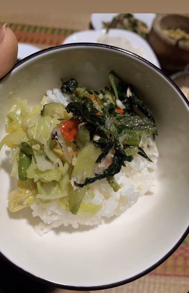 H’Hen Niê thích ăn cơm nhà vì có nhiều loại rau rừng đặc sản.