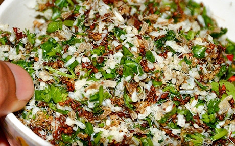 Từ con kiến vàng có thể chế biến ra những món ăn hấp dẫn như: Gỏi kiến đu đủ; Muối kiến vàng ăn với cơm trắng, rau luộc, làm gỏi hoặc dùng để chấm với xoài xanh, cóc non…Những món ăn kiến vàng có hương vị lạ miệng.