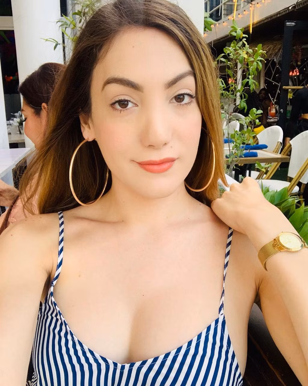 Những kiểu áo váy hai dây giúp cô nàng khoe đôi gò bồng đào đẫy đà.