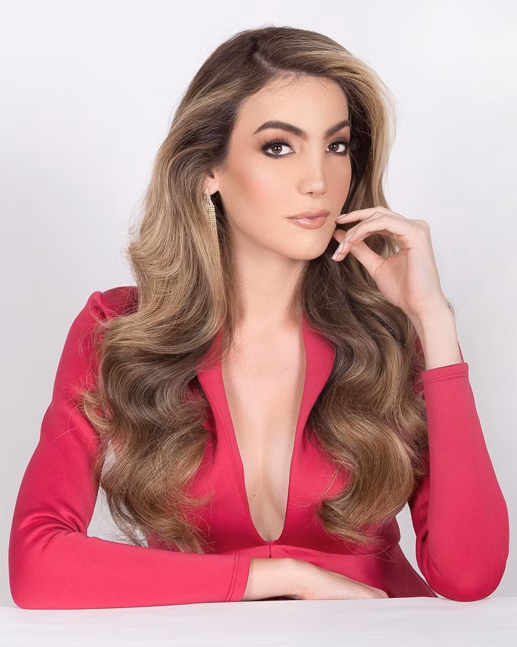 Tân Hoa hậu Chuyển giới 25 tuổi sở hữu vóc dáng đồng hồ cát nên thường xuyên mặc trang phục gợi cảm để khoe lợi thế hình thể.