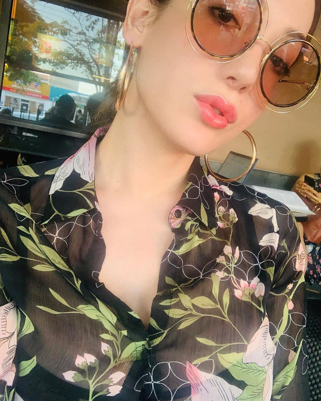 Người đẹp chuyển giới này khá chăm diện áo xuyên thấu gợi cảm.