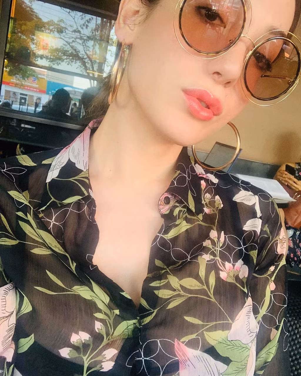 Người đẹp chuyển giới này khá chăm diện áo xuyên thấu gợi cảm.