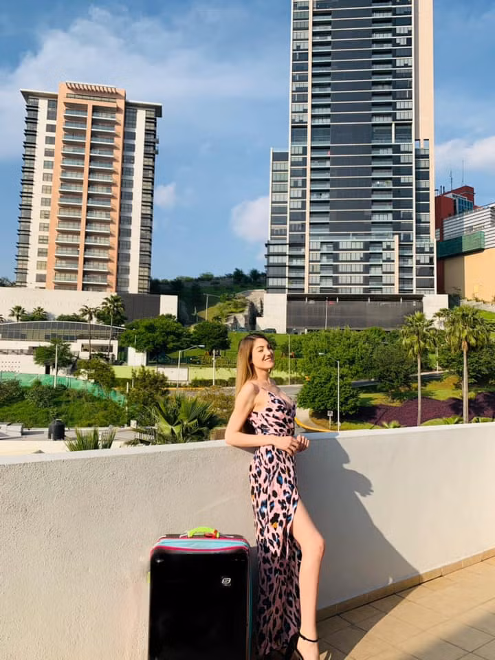 Trang phục ngày thường của Valentina Fluchaire cũng hướng đến sự quyến rũ, sành điệu.