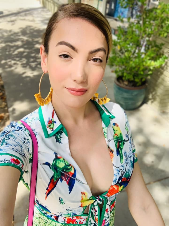 Những chiếc áo xẻ ngực sâu của cô khiến người đối diện phải đỏ mặt. Ảnh: Internet, FB. Video "Minh Hằng chia sẻ về phong cách thời trang". Nguồn: VTC.