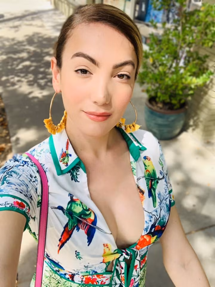 Những chiếc áo xẻ ngực sâu của cô khiến người đối diện phải đỏ mặt. Ảnh: Internet, FB. Video "Minh Hằng chia sẻ về phong cách thời trang". Nguồn: VTC.