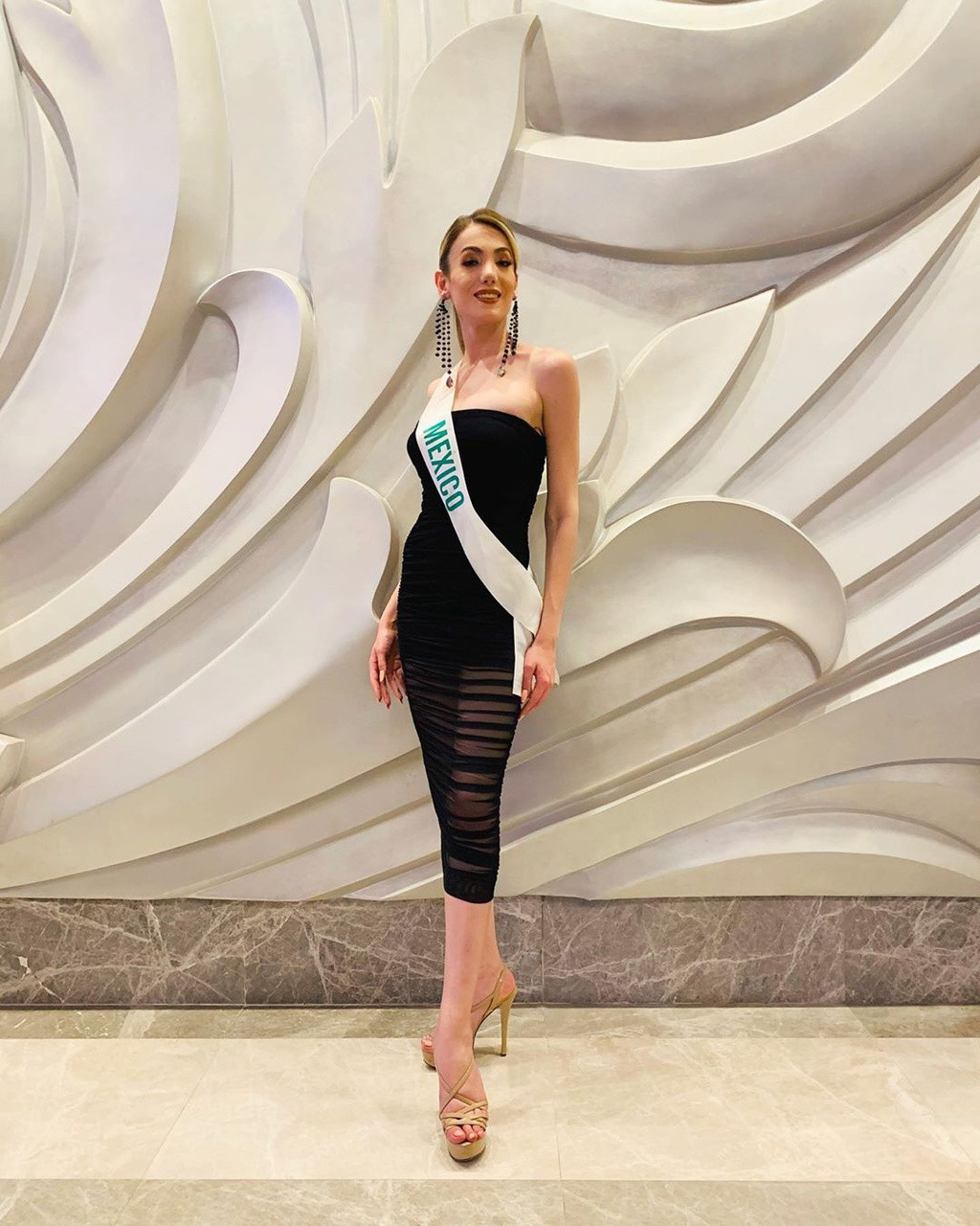 Người đẹp Mexico tự tin khoe hình thể khi diện chiếc đầm đen cúp ngực ôm dáng.