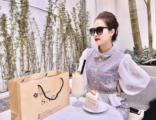 Huyền My biến hóa thành quý cô sang chảnh và quyền quý.