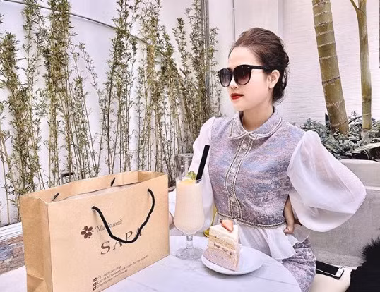 Huyền My biến hóa thành quý cô sang chảnh và quyền quý.