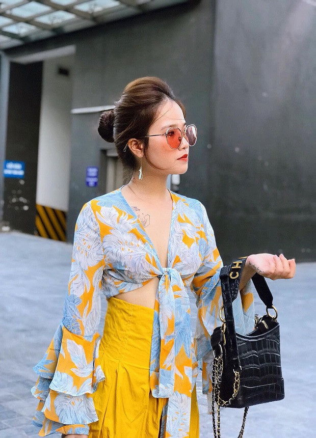 Hầu hết trang phục hay cách make up của cô đều mang vẻ chững chạc, có phần "dừ" hơn so với tuổi thật.