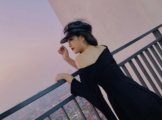 Cô nàng khoe bờ vai trắng nõn trong chiếc đầm đen trễ nải gợi cảm.