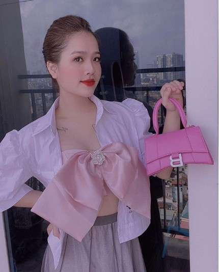 Cô chủ tiệm nail thỉnh thoảng cũng khéo léo khoe vóc dáng với áo croptop lộ eo thon nhỏ, gợi cảm.